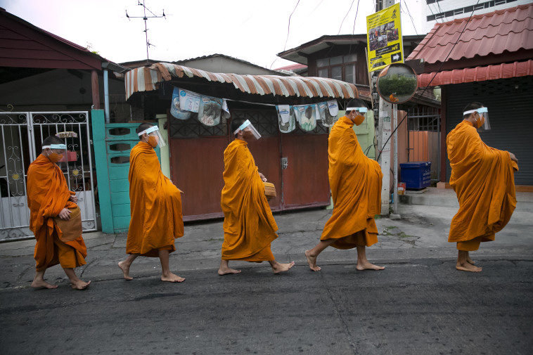 קורונה - נזירים בודהיסטים בתאילנד (למצולמים אין קשר לנאמר בכתבה)