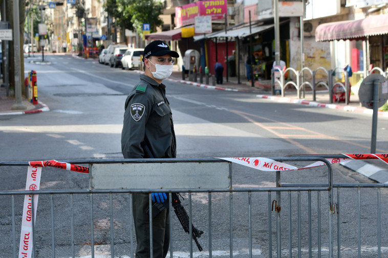 מחסום משטרתי בכניסה לבני ברק (למצולמים אין קשר לנאמר בכתבה)