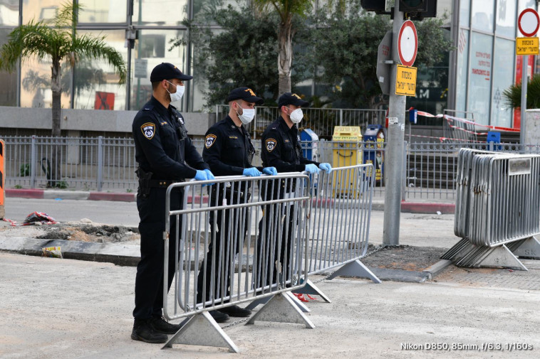 קורונה: מחסום משטרתי לאכיפת הסגר על העיר בני ברק