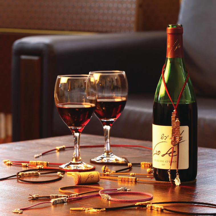 קישוט עם כיתוב לבקבוק יין