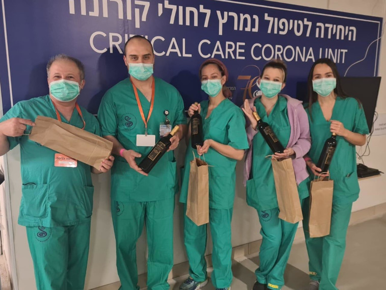 חלוקת יין לצוותי הנלחמים בקורונה