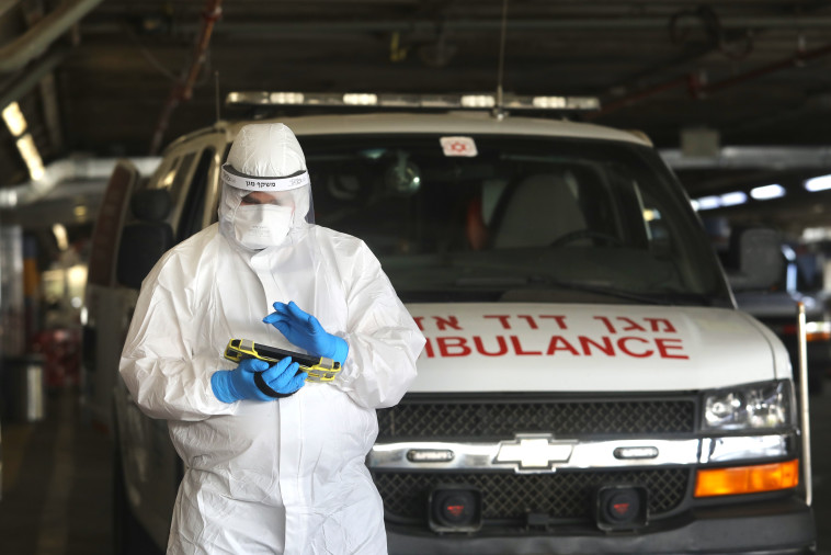 צוות מד''א בימי הקורונה (למצולמים אין קשר לנאמר בכתבה)