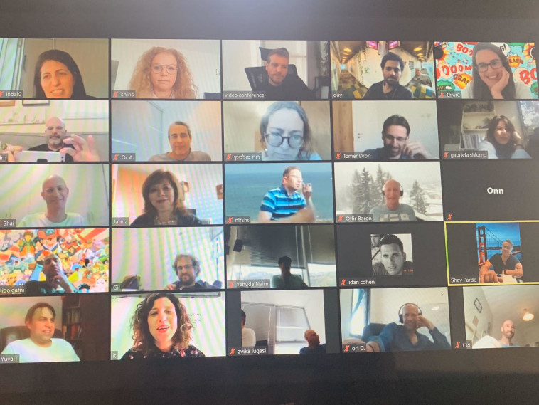 הרמת כוסית באלעד מערכות עם הסטנדאפיסטית הדר לוי