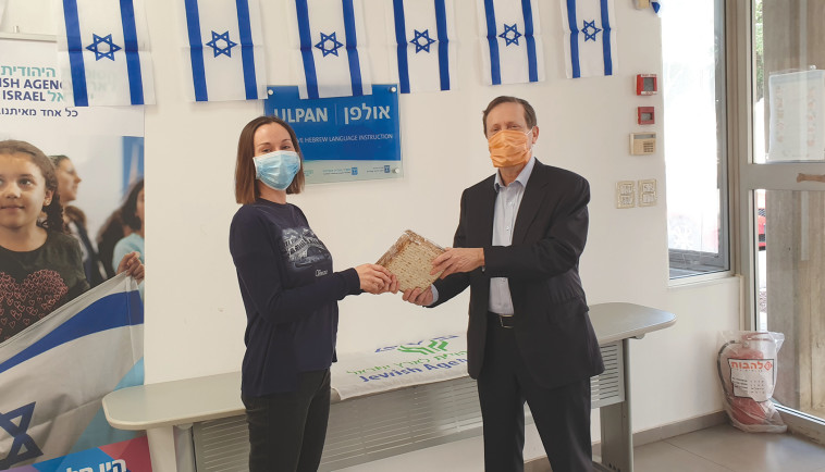 הרצוג מחלק מצות לעולים חדשים