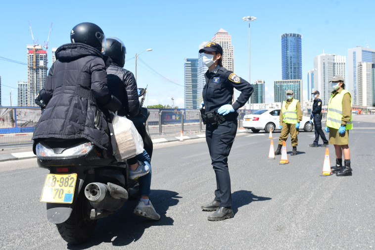 קורונה: מחסום משטרתי לאכיפת הסגר על ישראל (צילום: אבשלום ששוני)