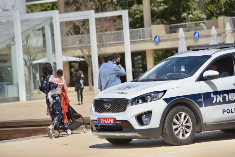 קורונה: שוטרים אוכפים הסגר בכיכר הבימה בתל אביב