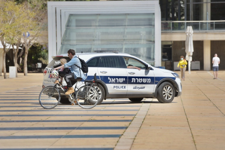 קורונה: שוטרים אוכפים הסגר בכיכר הבימה בתל אביב (צילום: אבשלום ששוני)