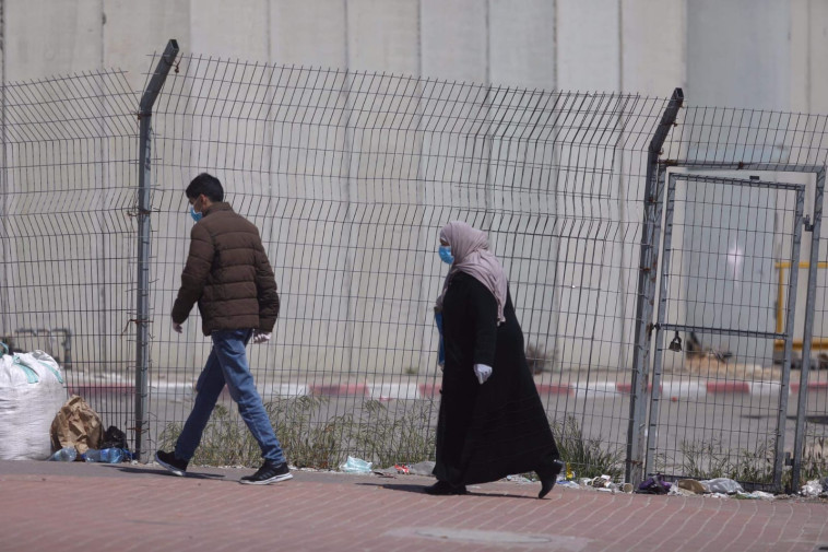 קורונה: פלסטינים מהגדה חוצים את המחסום לישראל (צילום: מרק ישראל סלם)