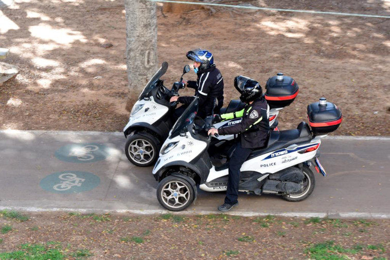 המשטרה אוכפת בת''א את ההנחיה לחבוש מסיכות