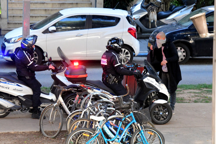 המשטרה אוכפת בת''א את ההנחיה לחבוש מסיכות 