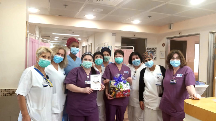 הצוות הרפואי בברזילי עם חבילת השי מתנת אלקטרה מוצרי צריכה (צילום: יח''צ)