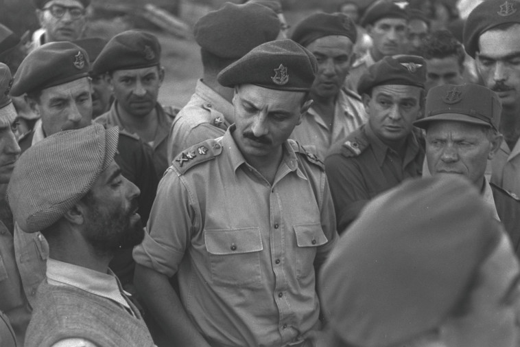 יגאל ידין מבקר במעברה