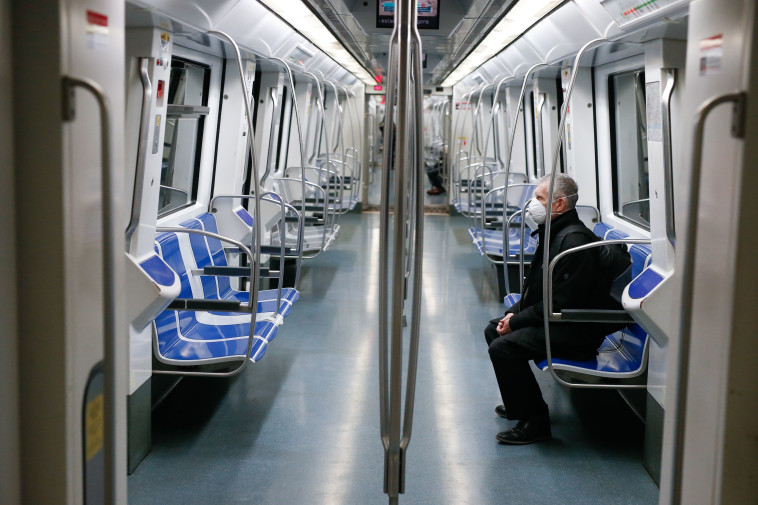 קורונה - גבר עם מסכה יושב ברכבת ריקה בברצלונה