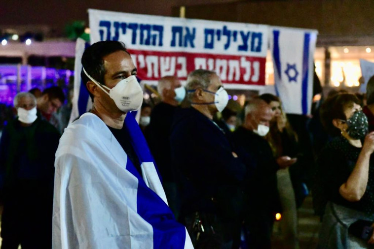 מחאת הדגלים השחורים בכיכר הבימה בתל אביב (צילום: אבשלום ששוני)