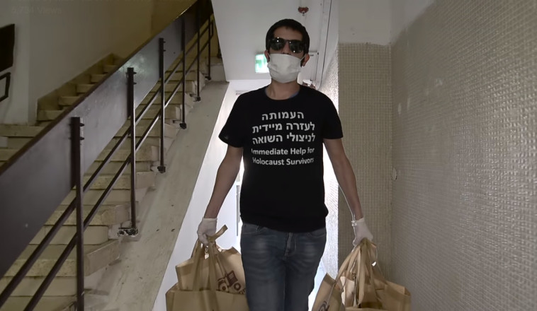 מתנדבי העמותה מסייעים לקשישים בימי הקורונה