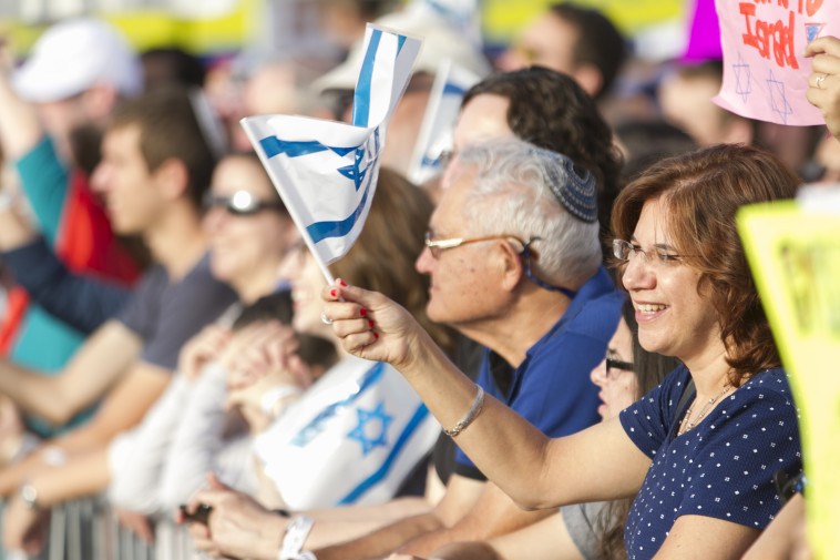 המשפחות מקבלות את פניהם של העולים החדשים בהגיהן לישראל (צילום: ארכיון הצילומים של קק''ל)