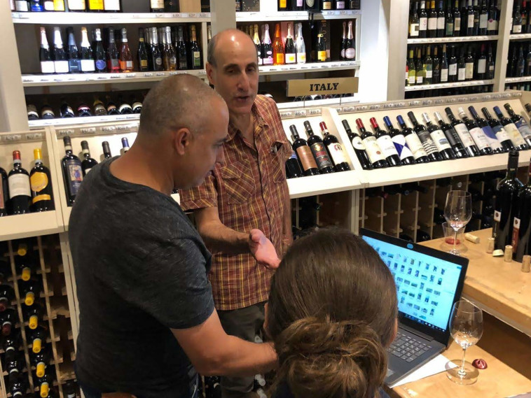טעימת יין ישראלי בחנות במנהטן