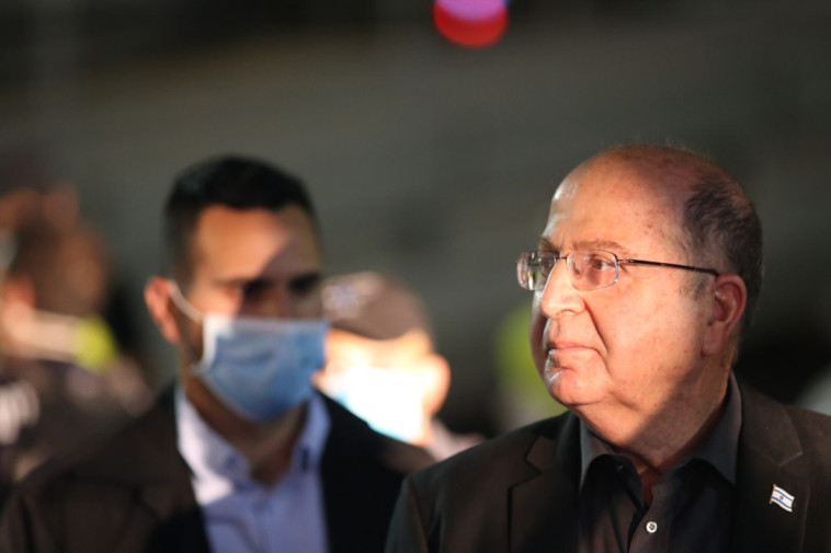 משה יעלון במחאת הדגלים השחורים 