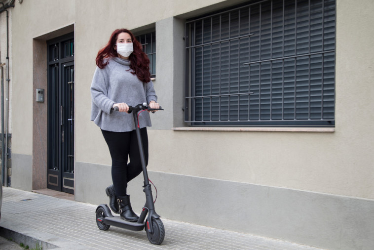 קורקינט עם מסכה