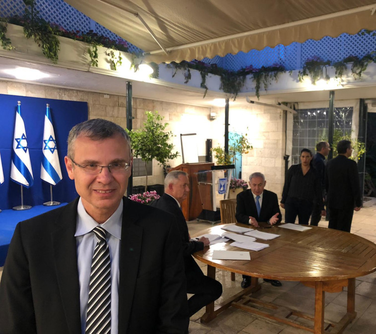 נתניהו, גנץ ויריב לוין בחתימה על ההסכם לממשלת אחדות