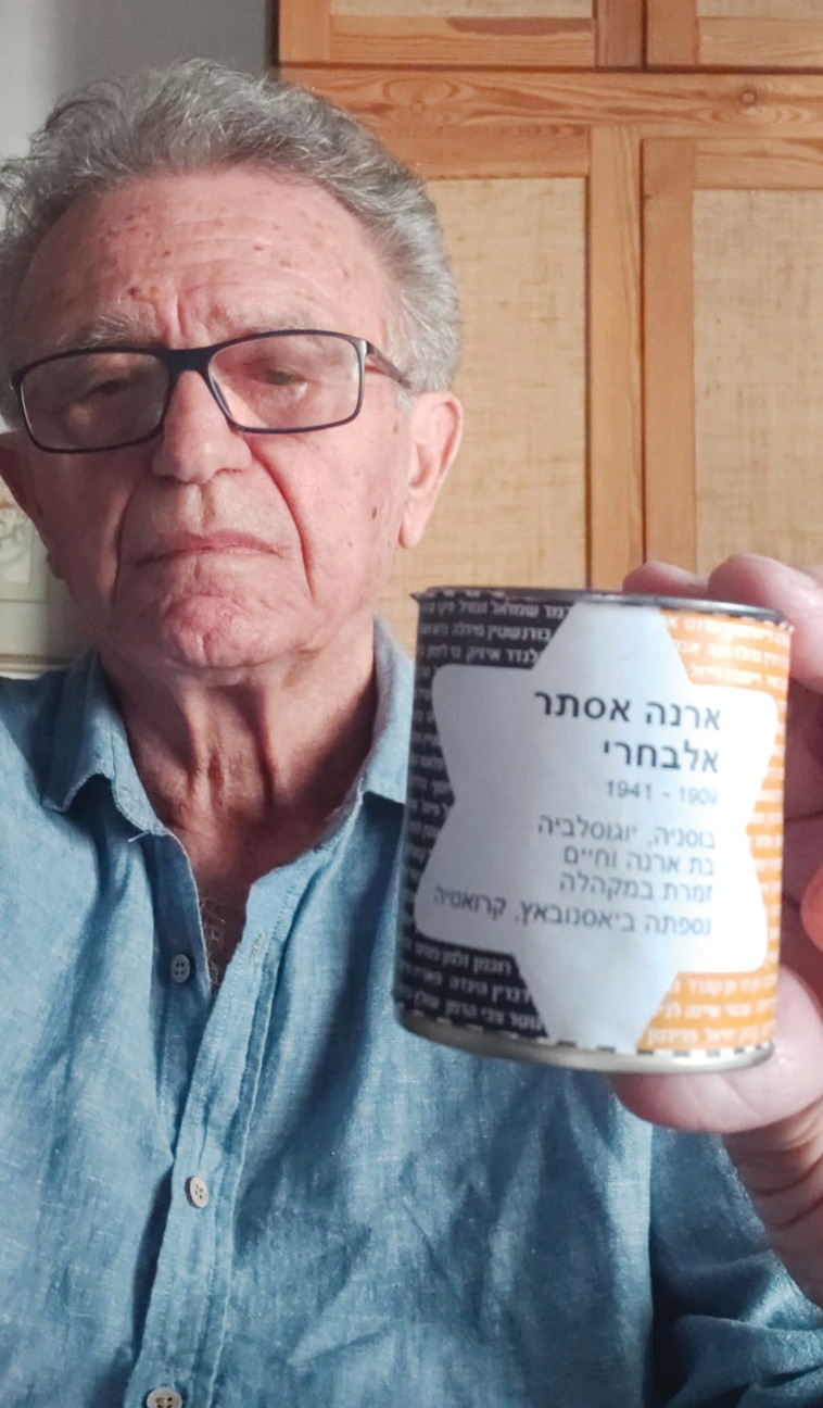 ניצול השואה אבי אלבחרי עם נר הנשמה