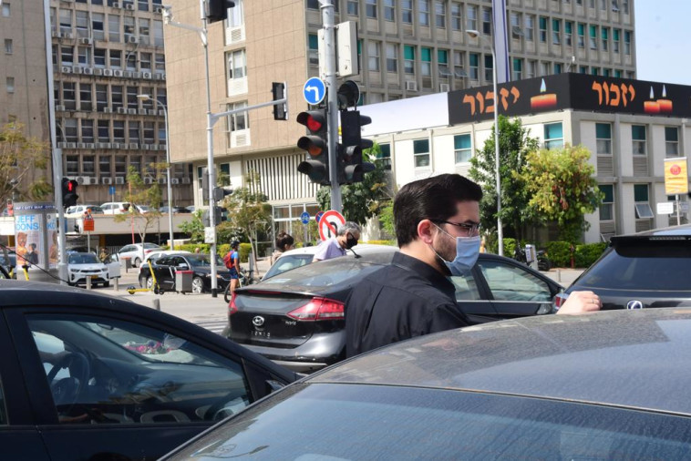 אזרחים עומדים בצפירה