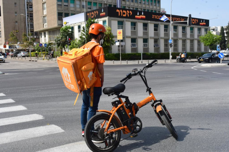 עומדים בצפירה בת''א