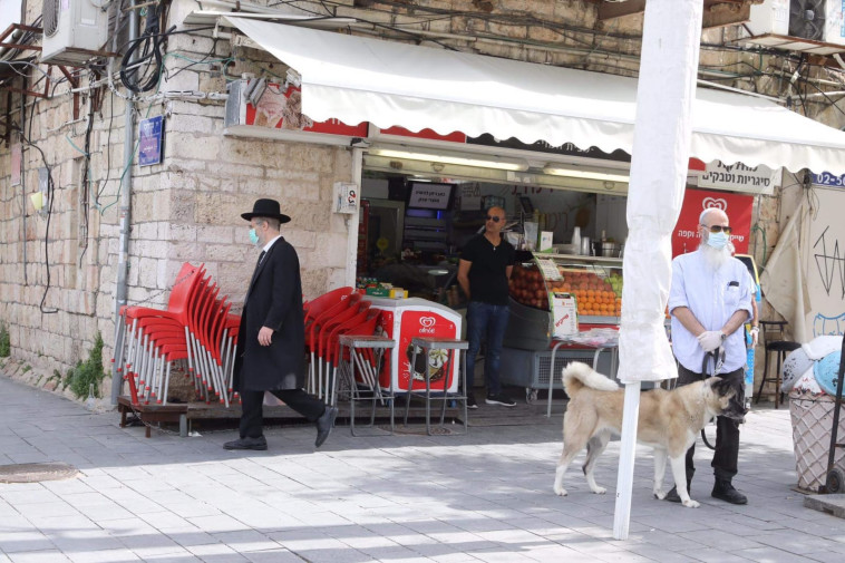 אזרחים עומדים בצפירה בי-ם