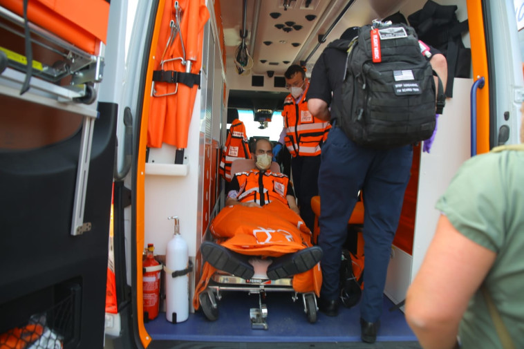 אלי ביר נוחת בישראל