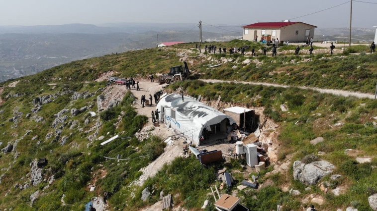 פינוי מבנים לא חוקיים ב'קומי אורי' שליד יצהר