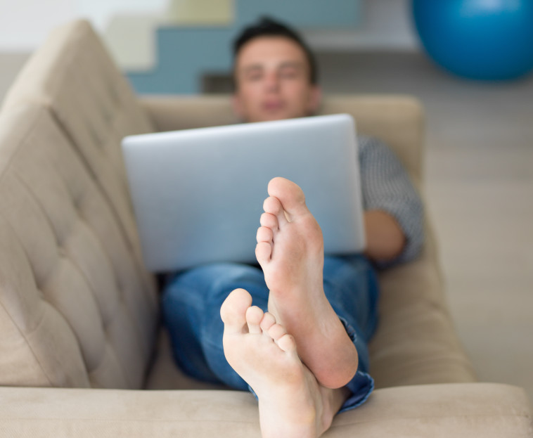 קורונה על הספה