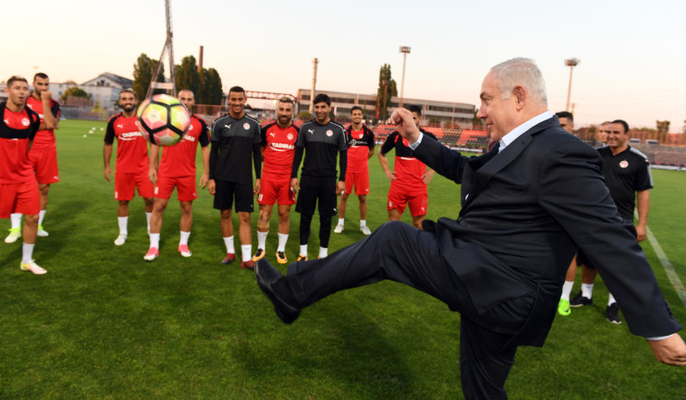 בנימין נתניהו משחק כדורגל