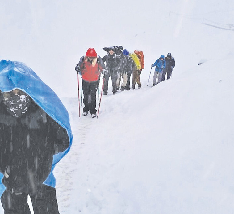 שיירת מטיילים ששרדו את סופת השלגים ברכס אנאפורנה בנפאל, 2014
