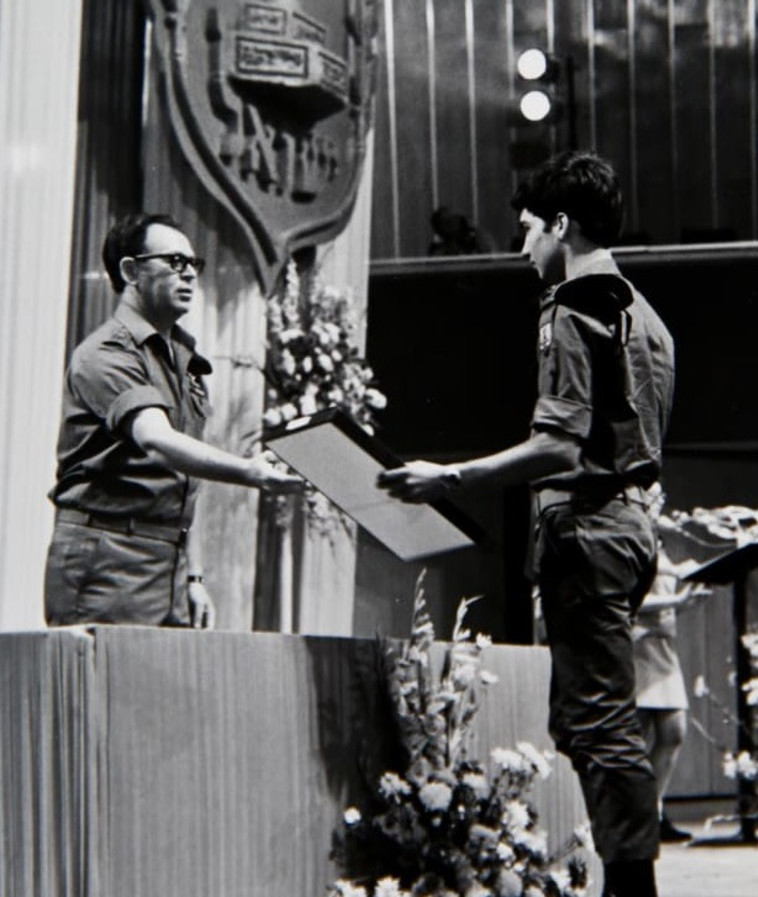 חודק בטקס קבלת עיטור העוז