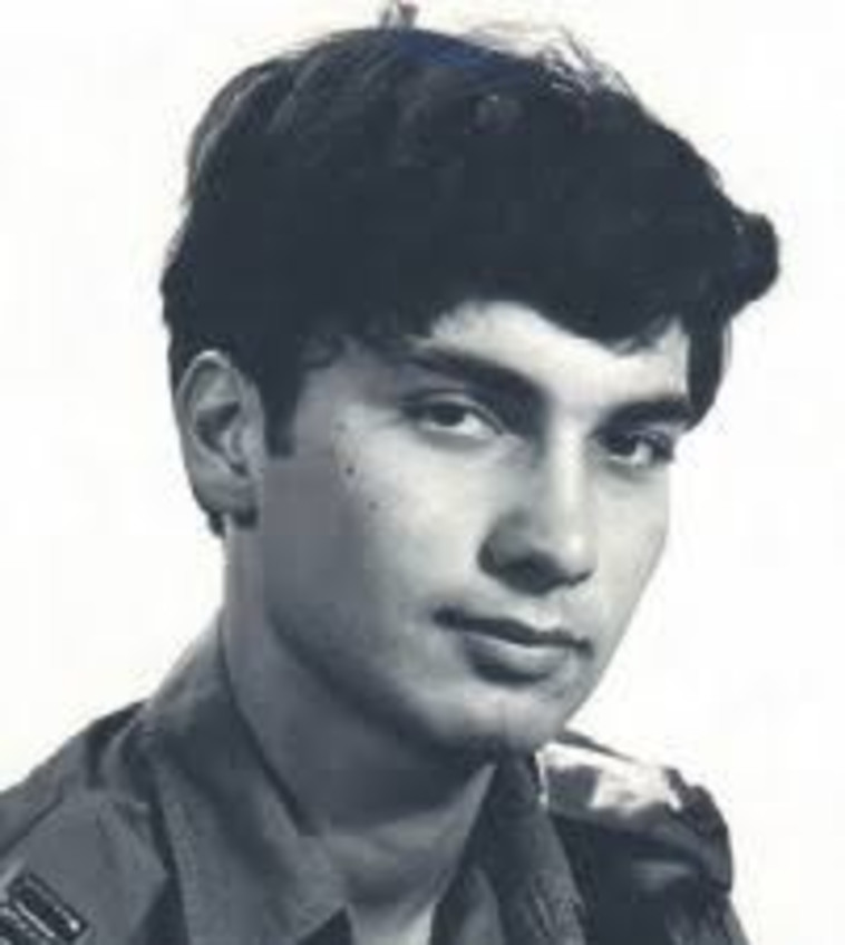 חודק כקצין צעיר