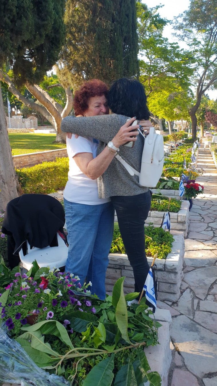 לאה שפיץ ובתה נפגשות על קבר אחיה
