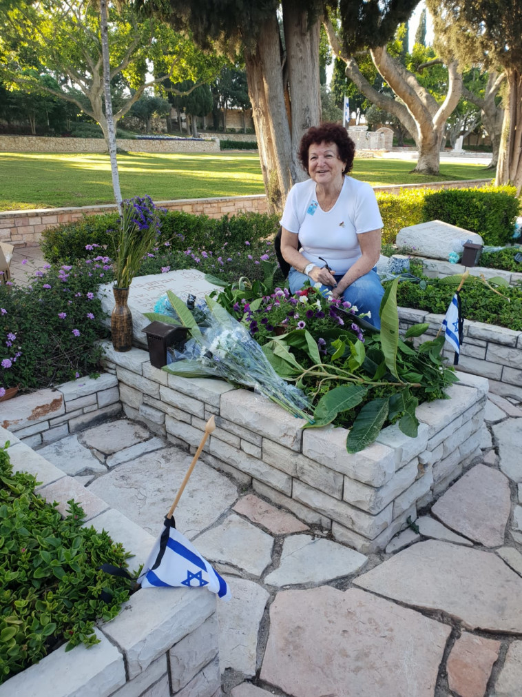 לאה שפיץ על קבר אחיה