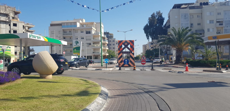 המחסום בצומת כפר אברהם, בדרך לבית העלמין בפתח תקווה