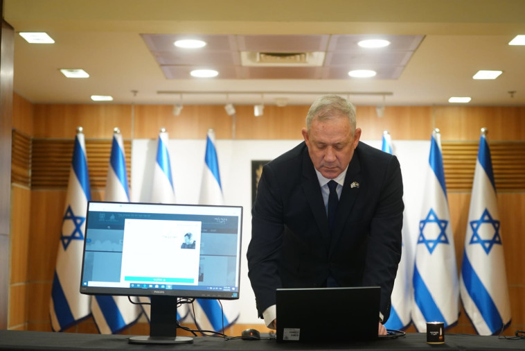 בני גנץ מדליק נר זיכרון וירטואלי בכנסת