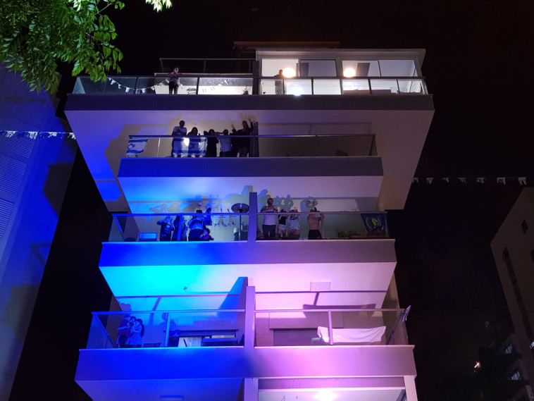 חוגגים עצמאות מהמרפסות בפתח תקווה