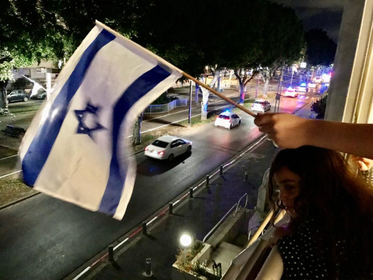 חוגגים במרפסת בת''א