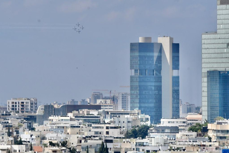 מטס חיל האוויר חולף מעל שמי ת''א (צילום: אבשלום ששוני)