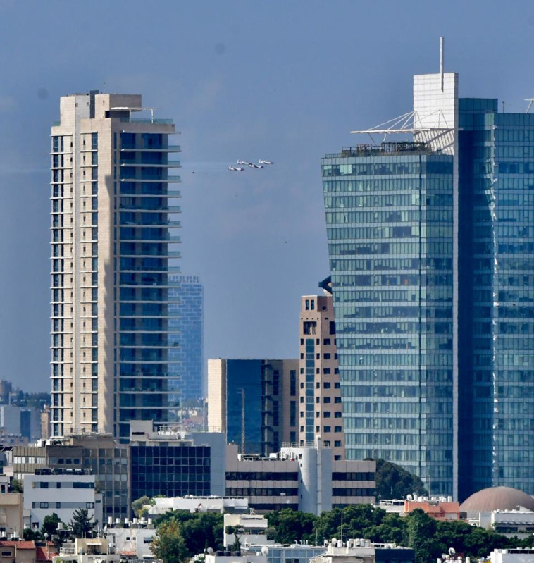 מטס חיל האוויר חולף מעל שמי ת''א (צילום: אבשלום ששוני)