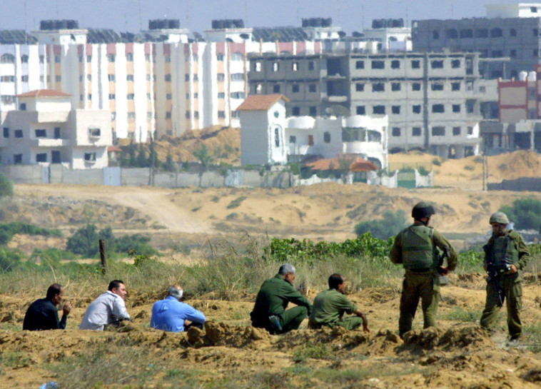 חיילי צה''ל ופלסטינים ליד נצרים (צילום: Abid Katib, GettyImages)