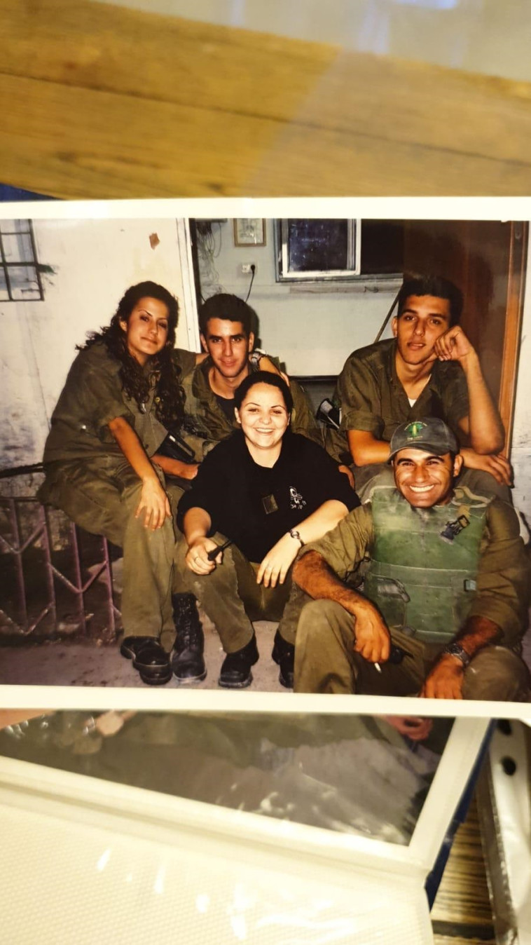 אופירה קריאף (משמאל) וחבריה לגדוד