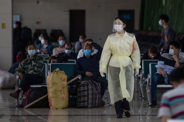 קורונה - אנשים ממתינים לאוטובוס בעיר ווהאן שבסין