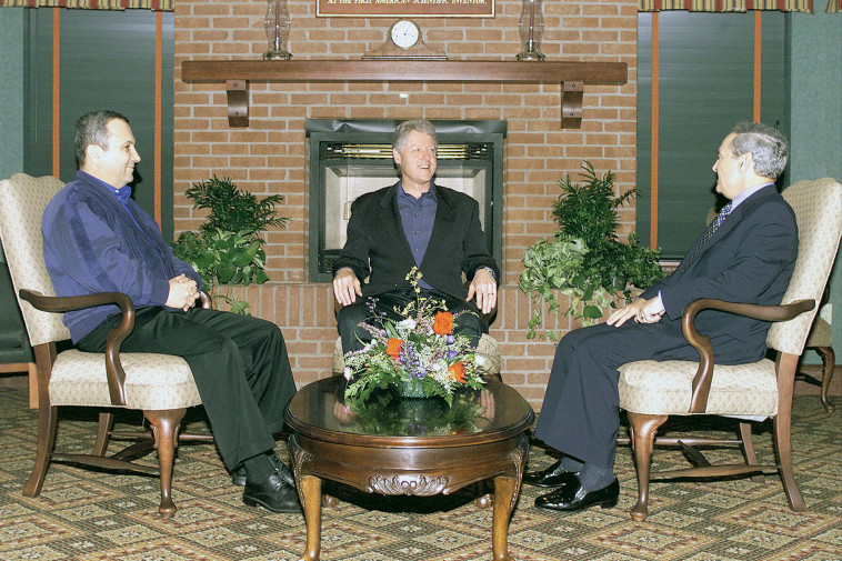 אהוד ברק עם הנשיא קלינטון ושר החוץ הסורי פארוק א־שרע