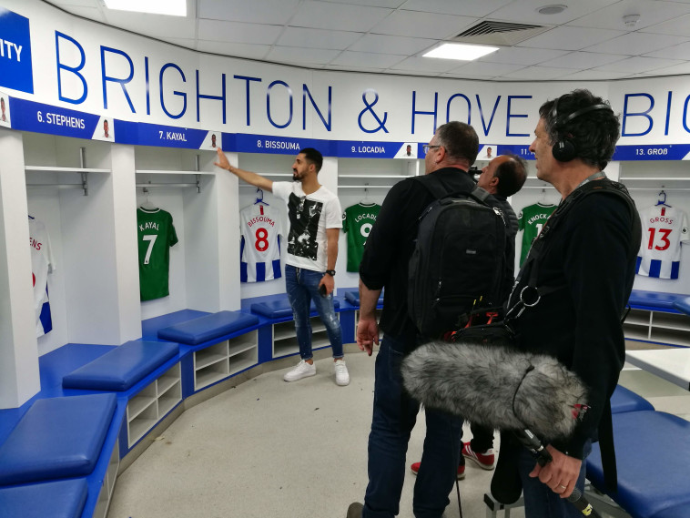 בירם כיאל בחדר ההלבשה של ברייטון