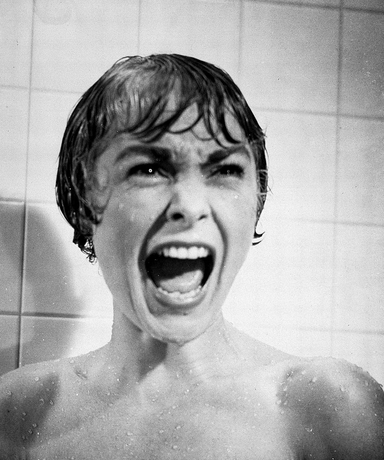 ג'נט לי בסצנת המקלחת המפורסמת ב''פסיכו''