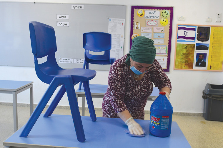 מבצע חיטוי בבתי הספר. למצולמים אין קשר לנאמר בכתבה